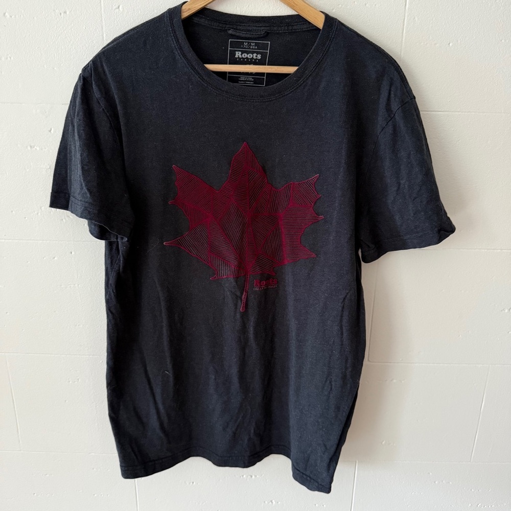 Roots | Grey Red Maple Leaf T-Shirt | Canada Graphic Tee | Size Medium